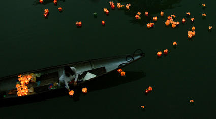 Hoa đăng trên sông Hương